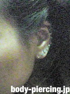 AMYさんの左耳のボディピアス写真
