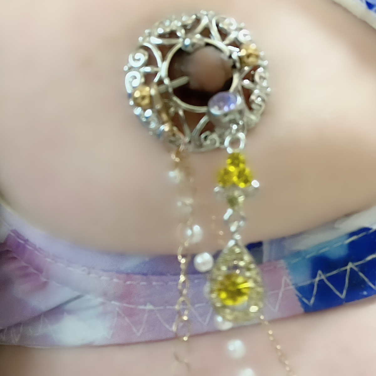 青木夕子さんのニップルピアスとへそピアス
