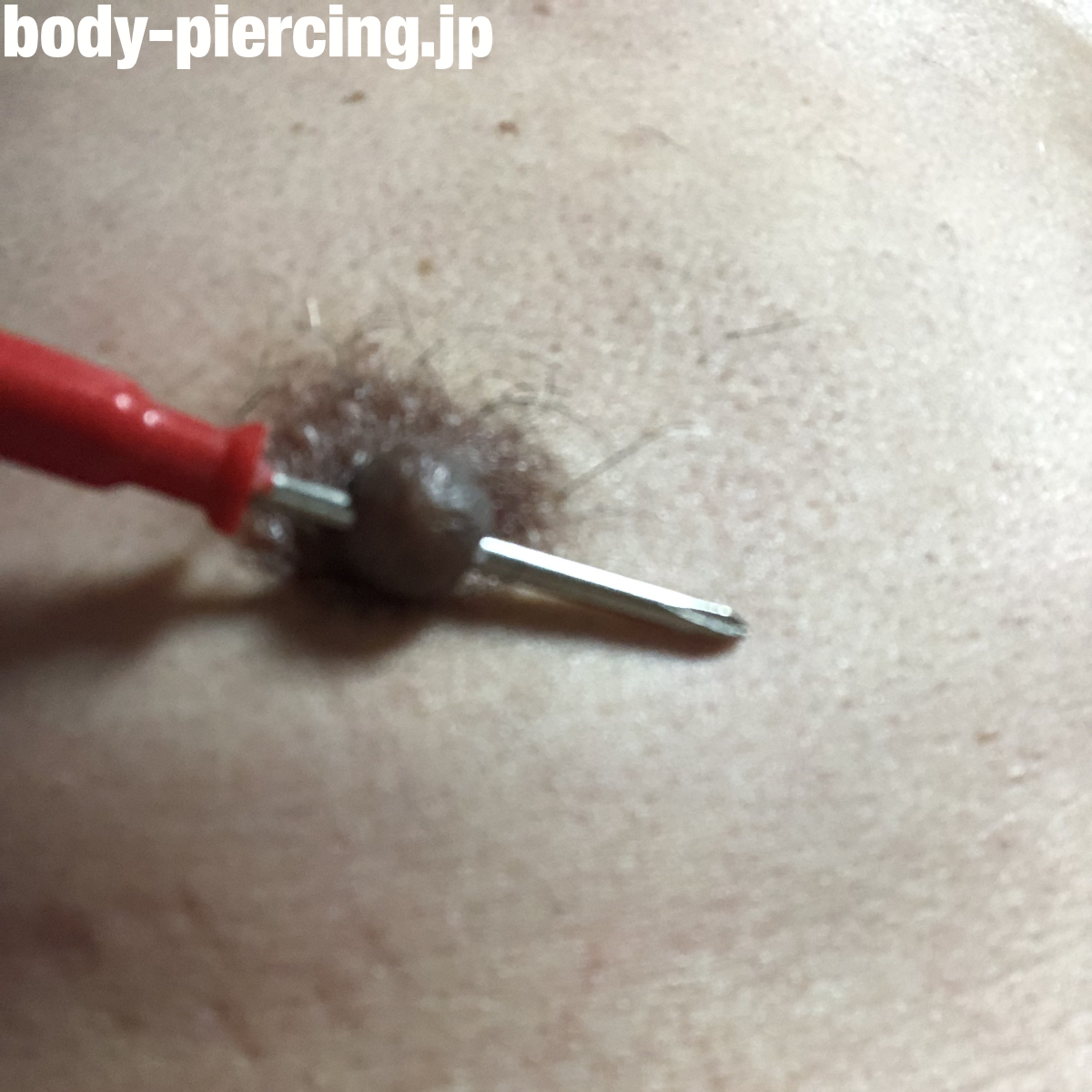 ヒロシさんのニップルピアス