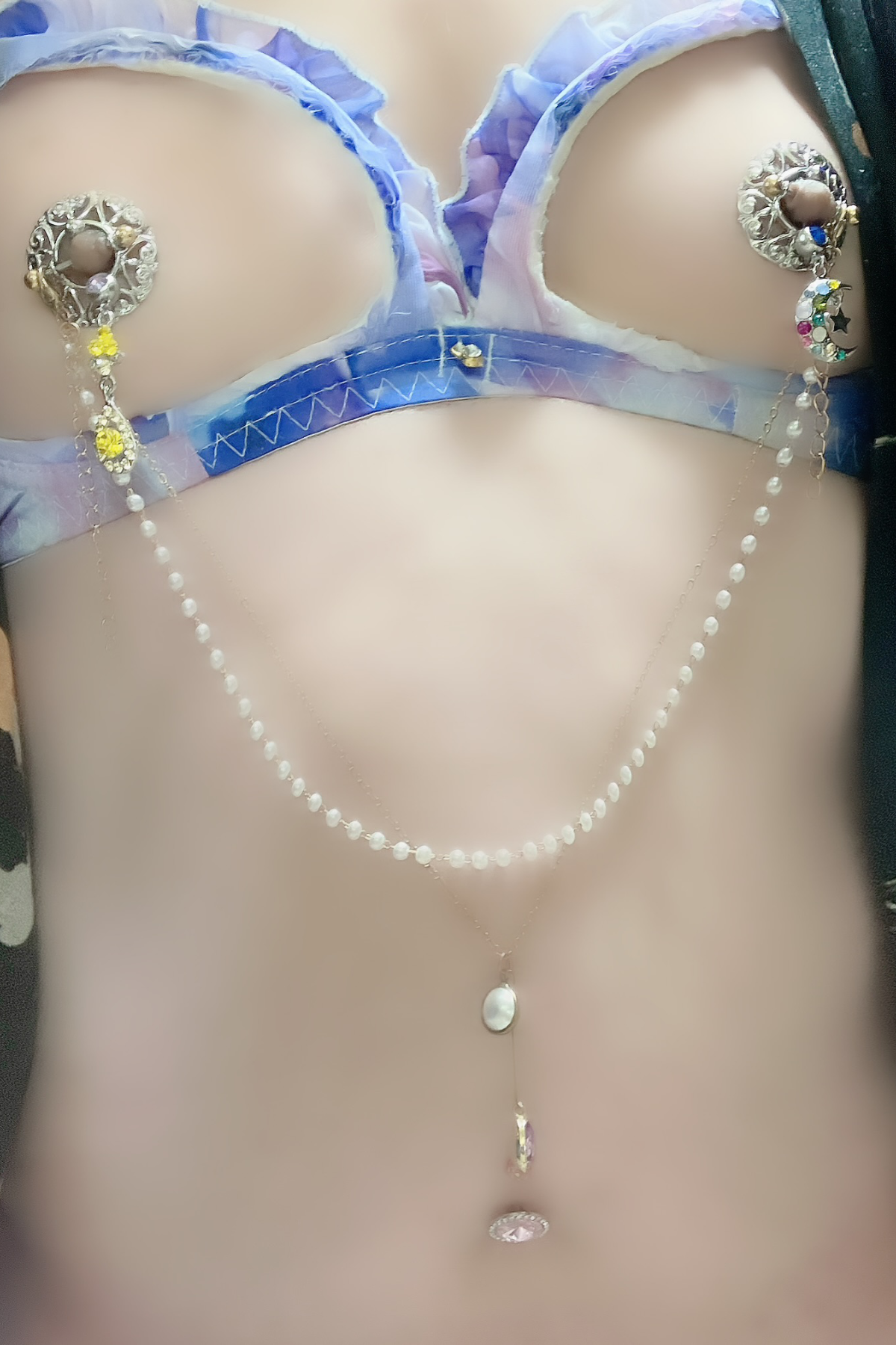 青木夕子さんのニップルピアスとjへそピアス