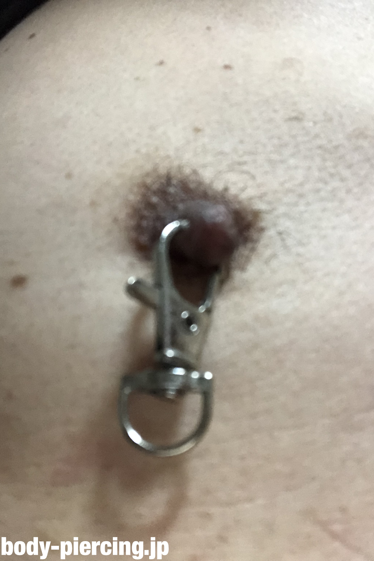 ヒロシさんのニップルピアス